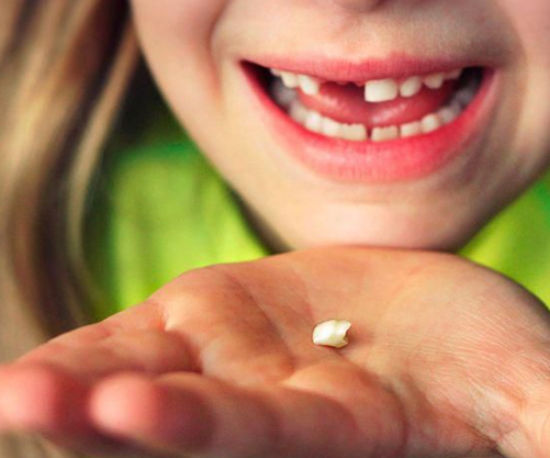 Rënia e dhëmbëve të qumështit: Çfarë të prisni dhe kur