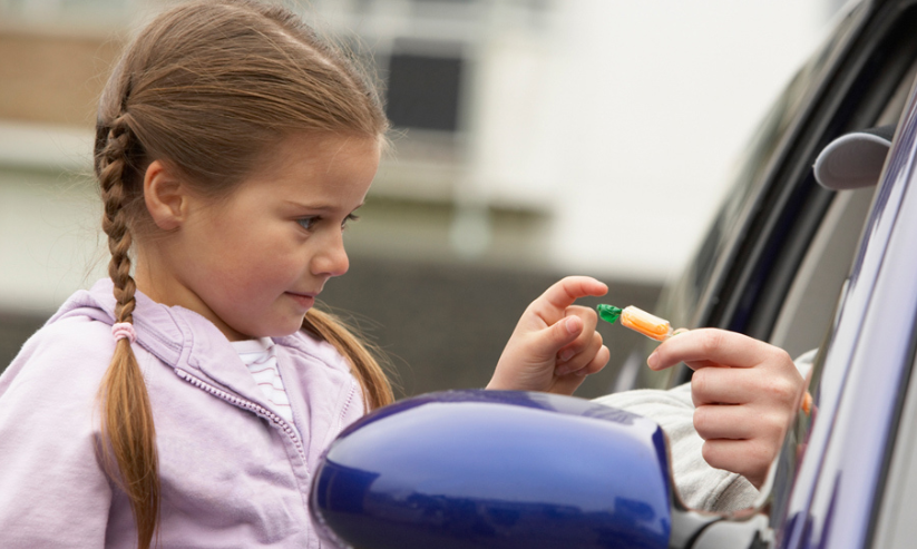 Si të flisni me fëmijën tuaj për kontaktet me njerëz të huaj