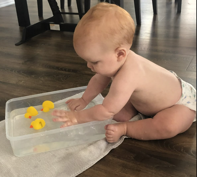 Aktivitetet më të mira për fëmijët 7-9 muajsh për të nxitur të folurit dhe lëvizjen