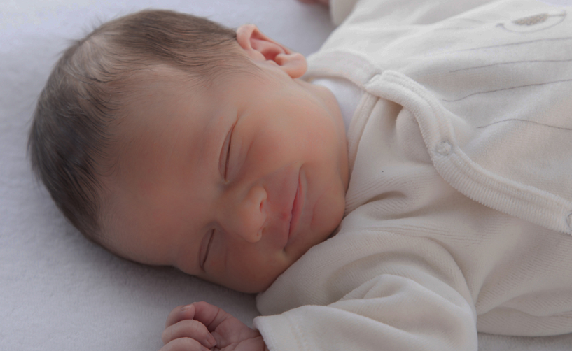 A është normale që bebi im fle me sytë hapur?