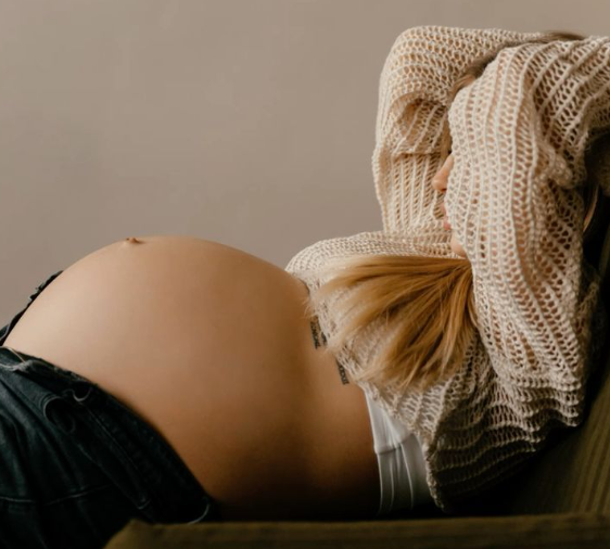 Kur fillon të dëgjojë bebi në bark?