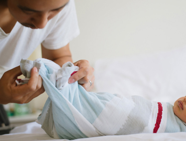 Si duhet ta veshësh bebin për gjumë?