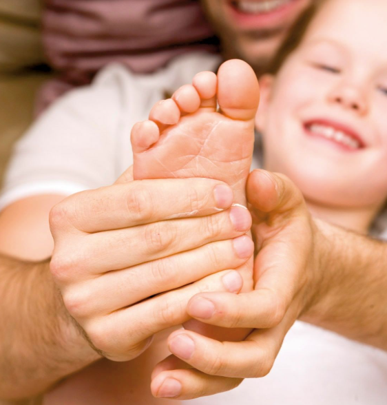 Çfarë mund të bëj për këmbët e fëmijës tim që mbajnë erë të keqe?