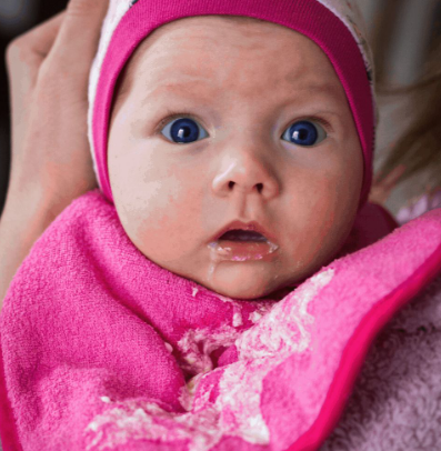 Pse bebi im e vjell kaq shpesh ushqimin?