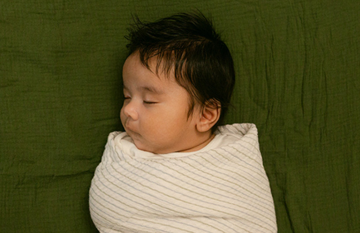 Pse foshnja ime djersitet kaq shumë gjatë gjumit?