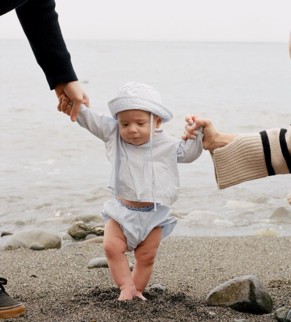 Kur fillojnë bebet të ecin dhe si mësojnë të hedhin hapat e parë