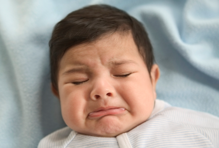 Si të kuptosh dhe trajtosh infeksionet e veshit te foshnjat