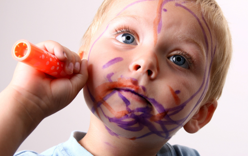 10 shenja të një dadoje ose kujdestareje të keqe