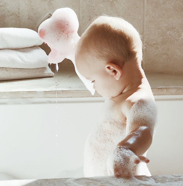 Pse bebet prekin organet e tyre gjenitale?