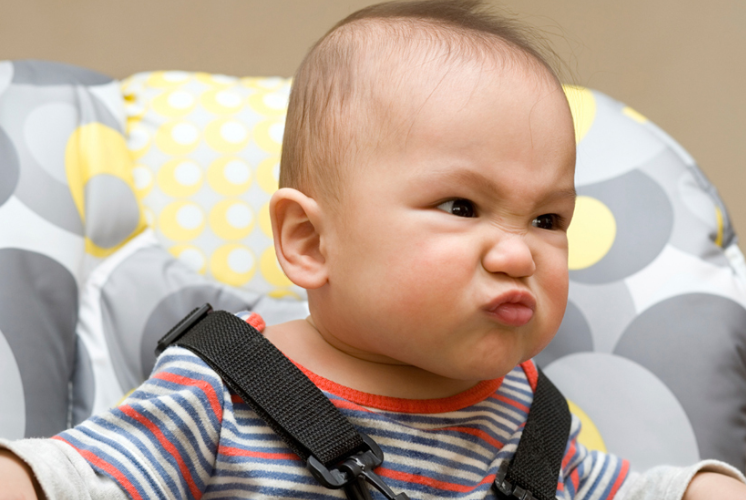 A është normale që bebi im duket i zemëruar?