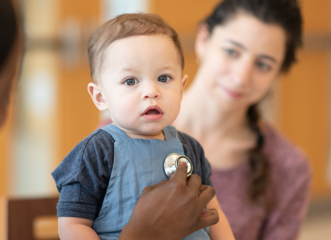 Kolla e mirë te foshnjat: Kur një ftohje e lehtë mund të bëhet rrezik për jetën