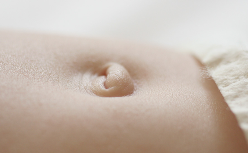 Pse foshnja ime ka kërthizë të dalë?