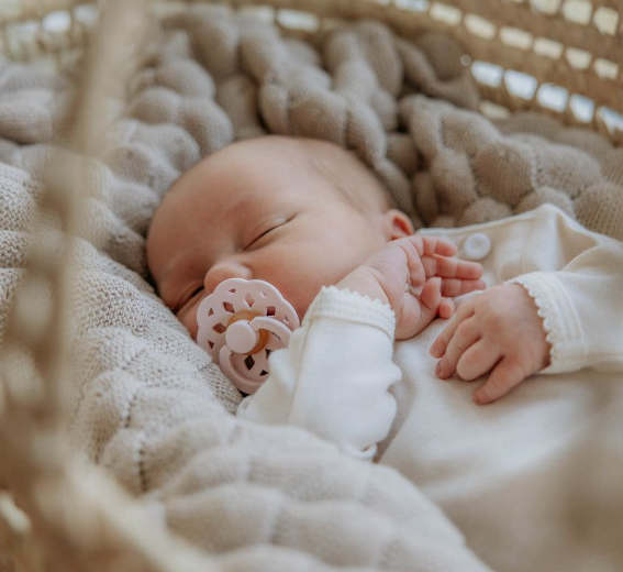 Kur duhet që fëmijët të ndalojnë përdorimin e biberonëve