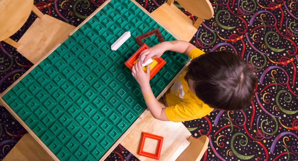 Shenjat e autizmit te foshnjat dhe fëmijët e vegjël