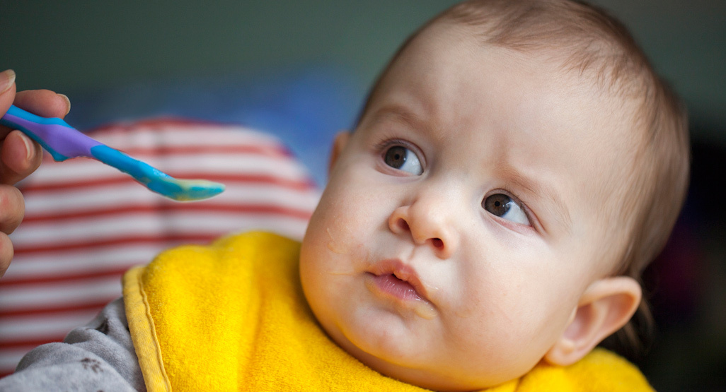 Çfarë të bëni nëse foshnja nuk pranon të hajë ushqime të ngurta