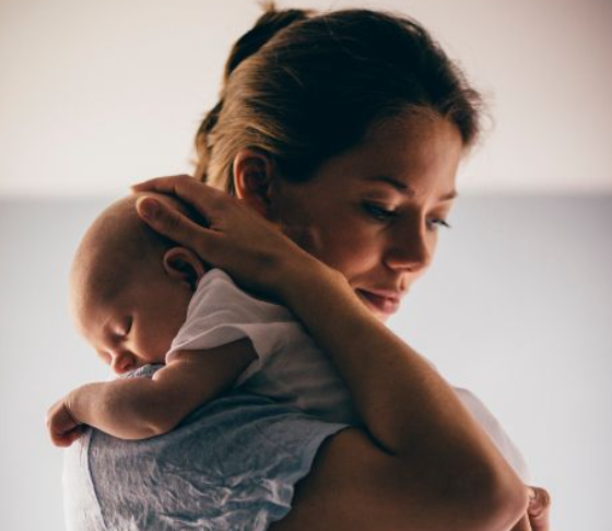 Bebi yt është i tejlodhur? Ja si ta rikthesh në ritmin e gjumit