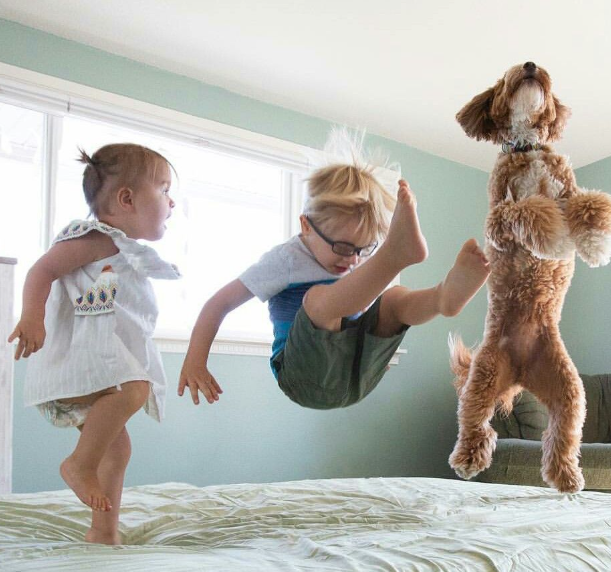 A duhet të shqetësohem nëse fëmija im 2-vjeçar nuk mund të rrijë ulur?