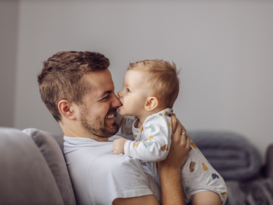 Fëmija im i vogël godet dhe kafshon veten. Çfarë duhet të bëj?